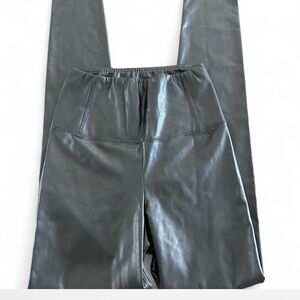 Wilfred Free Monochrome Label